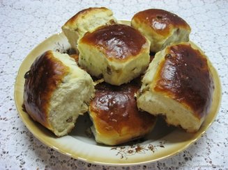 Булочки из дрожжевого теста с изюмом (или без)