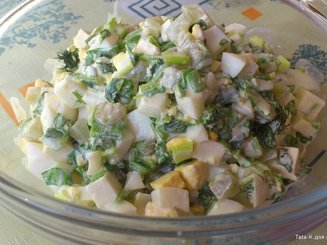 Яичный салат с зеленью, солеными огурцами и брынзой