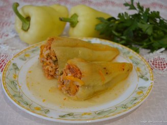 Перец, фаршированный мясной начинкой