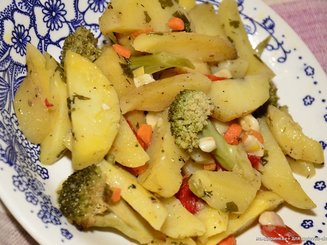 Картофель маринованный и запеченный в духовке с овощами