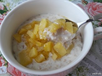 Овсянка с карамелизированной грушей