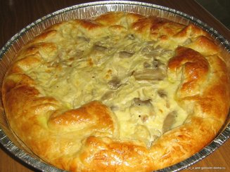 Пирог с грибами, сметаной и сыром