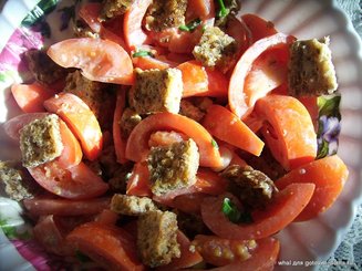 Салат из помидоров с прованскими крутонами