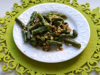 Салат из стручковой фасоли с грецкими орехами