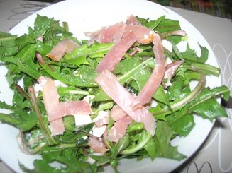 Салат с манго,рукколой и хамоном