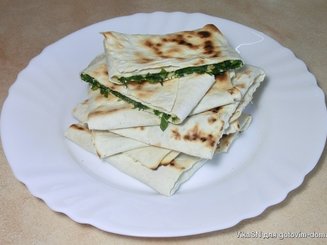 Ека или Горячая закуска из лаваша с сыром и зеленью