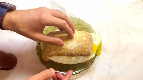 Сэндвич с жареным яйцом в чиабатте фото к рецепту 10