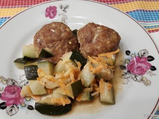 Нежные мясные шарики с кабачком в духовке.