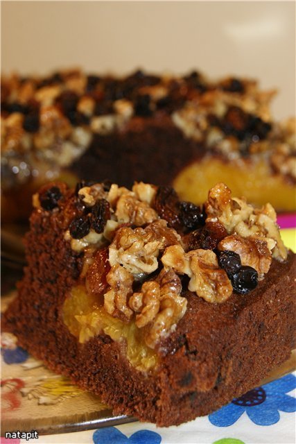 Шоколадный пирог с персиками и карамелизированными орехами