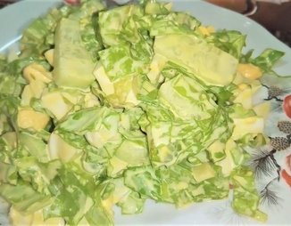 Зеленый весенний салат с зеленью и яйцом.