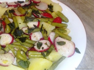 Картофельный салат с редиской и спаржей
