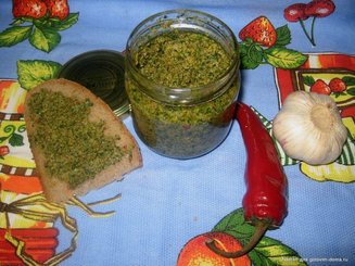 Песто из зелени петрушки с перцем чили