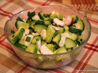Салат из редиса с огурцами