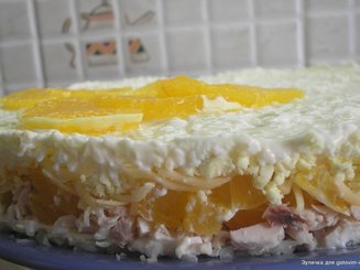 Слоёный салат с курицей, апельсинами и плавленым сыром
