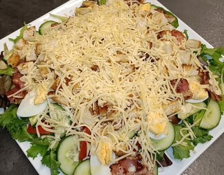 Салат с жареным беконом и сыром
