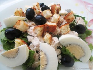 Салат из курицы с маслинами.