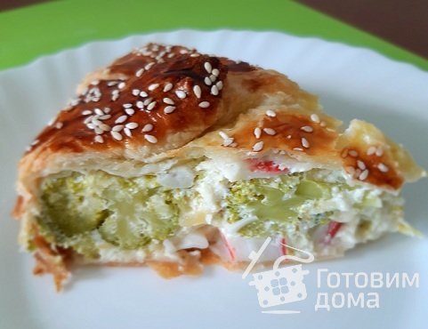 Пирог из слоёного теста с брокколи и крабовыми палочками. фото к рецепту 6