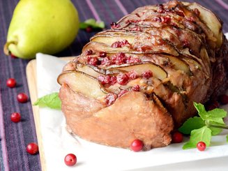 Свинина с грушами и брусникой