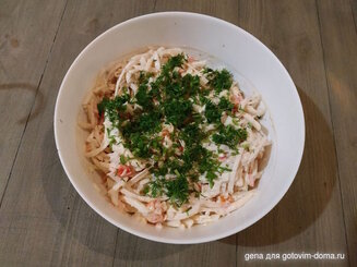 Салат из редиса с сыром и яйцами