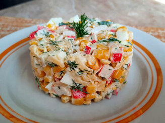 Салат из крабовых палочек с кукурузой