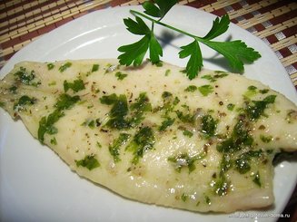 Запеченное рыбное филе с чесноком, петрушкой и орегано