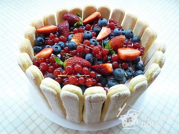 Шарлотт с ягодами и клубничным джемом фото к рецепту 17