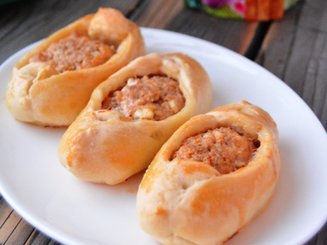 Пиде (турецкие лепешки) с фаршем, фетой и помидорами