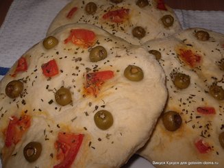 Мини фокаччи с помидорами-черри и оливками