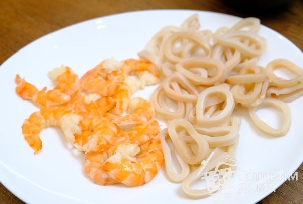 Салат с кальмарами, креветками и новым соусом фото к рецепту 1