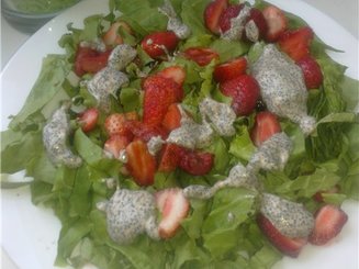 Салат с клубникой и с маковой заливкой
