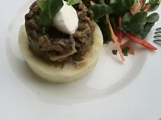 Бефстроганов с маринованными огурцами и каперсами