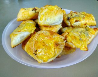 Закусочные пирожки с грибами и сыром