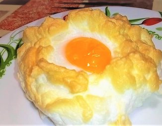 Воздушная яичница "облачко"