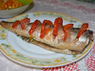 Запеченная скумбрия с укропом и помидорами