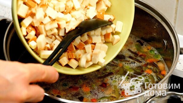 Согревающий копчёный сырный суп с овощами и грибами фото к рецепту 9