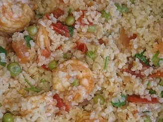 Булгур с креветками и зеленым горошком