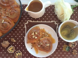 Булочки с корицей, карамельным соусом и орехами пекан