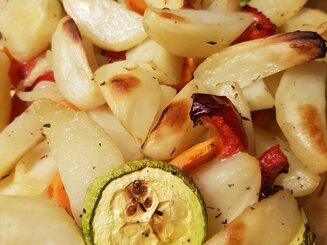 Картофель маринованный и запеченный в духовке с овощами
