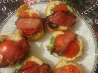 Бутерброды-гриль с помидорами и беконом