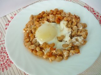 Запечённая фасоль с яйцом