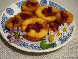 Нектарины, запеченные с ягодами и орешками