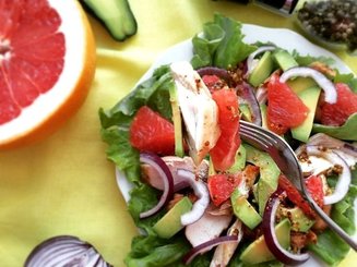 Салат с куриным филе, грейпфрутом и авокадо