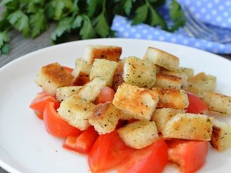 Салат из помидоров с прованскими крутонами