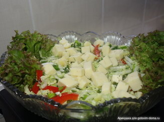 Салат из пекинской капусты, перца и адыгейского сыра