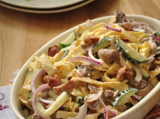 Салат с маринованными грибами и яичными блинчиками