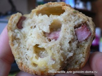 Кексы с острой колбасой и сыром