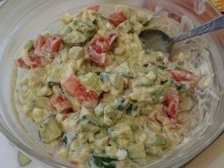 Весенний салат с авокадо, яйцом и огурцом