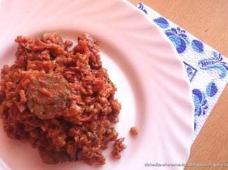 Перлово-свекольная запеканка с колбасками гриль