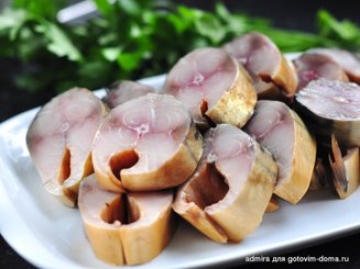 Соленая скумбрия с черносливом