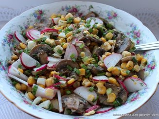Весенний грибной салат с редисом, яйцами и кукурузой
